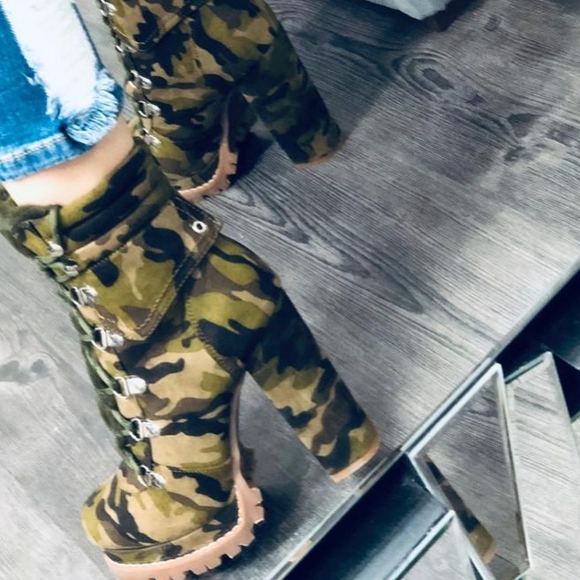 𝙇𝙖𝙨𝙩 6.5 & 8🖤Camouflage Lace Up Lug Platform - Picture 4 of 6